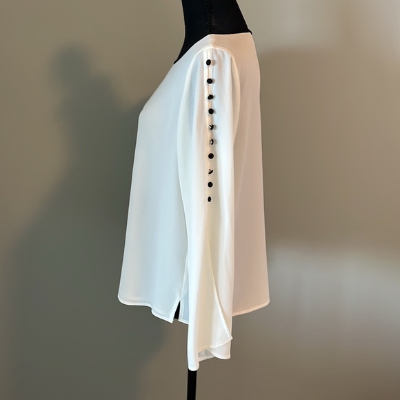 Vince Camaro blouse with button detail. - Picture 2 of 5